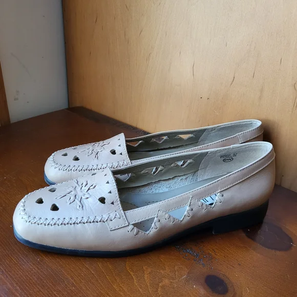 NEW Women's Tan Loafers 9 WIDE - Picture 2 of 6